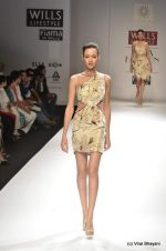 Model walk the ramp for Sakshee Pradhan Show at Wills Lifestyle India Fashion Week 2012 day 2 on 7th Oct 2012 (35).JPG